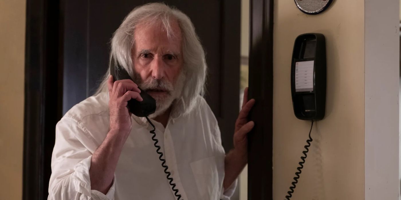 Gene Cousineau (Henry Winkler) ao telefone no episódio 7 da 4ª temporada de Barry, uma boa refeição.