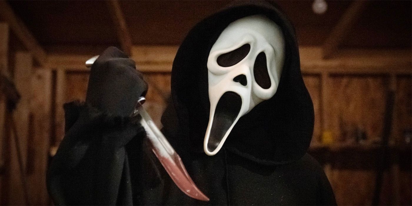 Два самых важных правила Ghostface в «Крике» на самом деле появились после выхода оригинального фильма стоимостью 173 миллиона долларов.