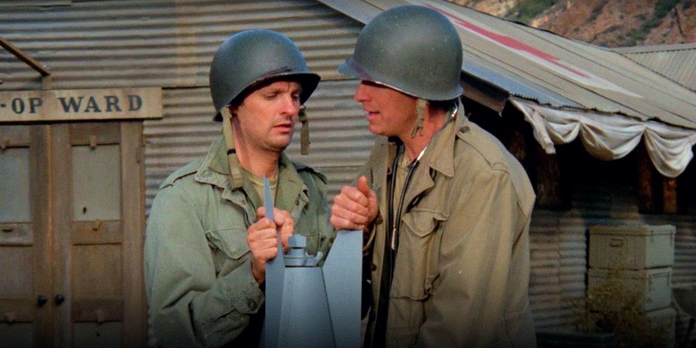 Hawkeye and Trapper diffusing a bomb in MASH season 1 episode The Army Navy Game