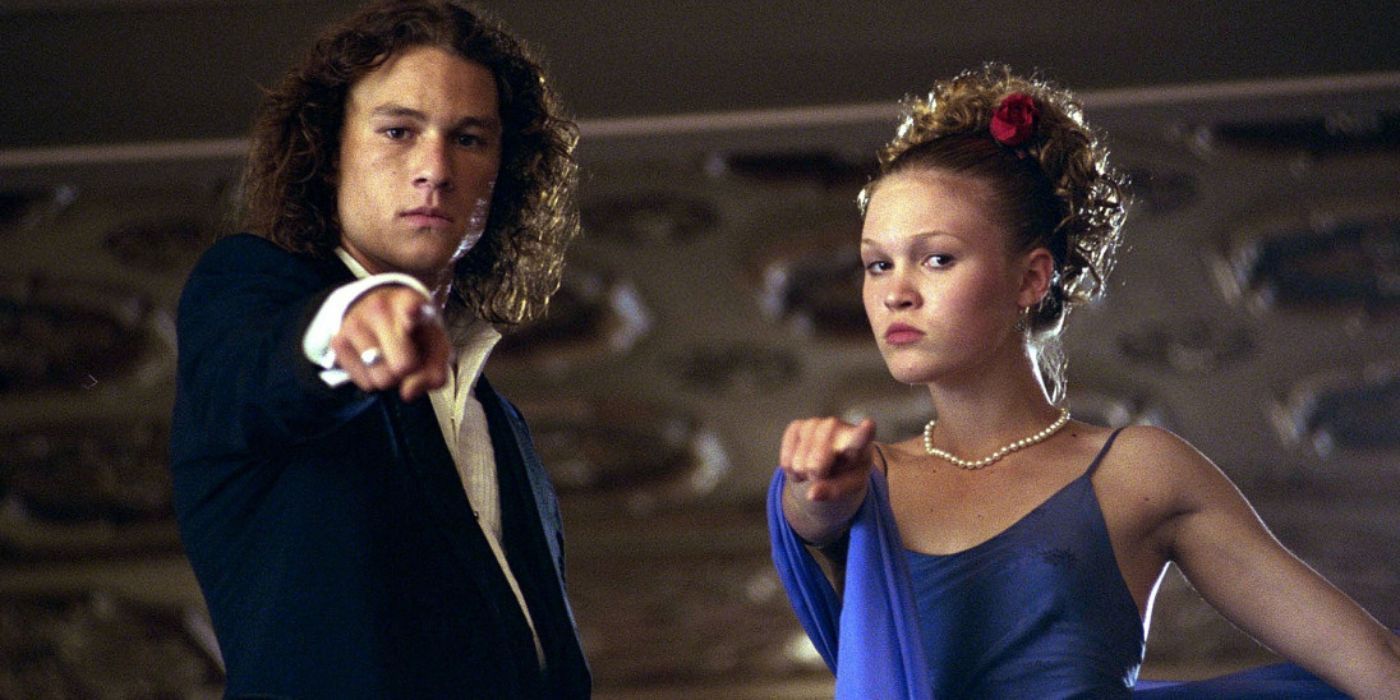 Heath Ledger and Julia Stiles as Patrick and Kat point at the viewer in 10 Things I Hate About You.