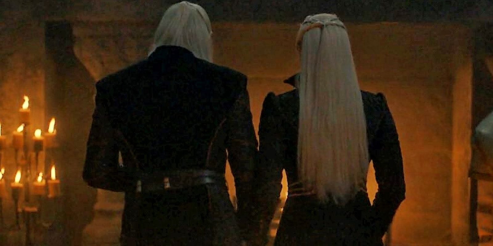 Daemon e Rhaenyra Targaryen de costas viradas no final da 1ª temporada de House of the Dragon