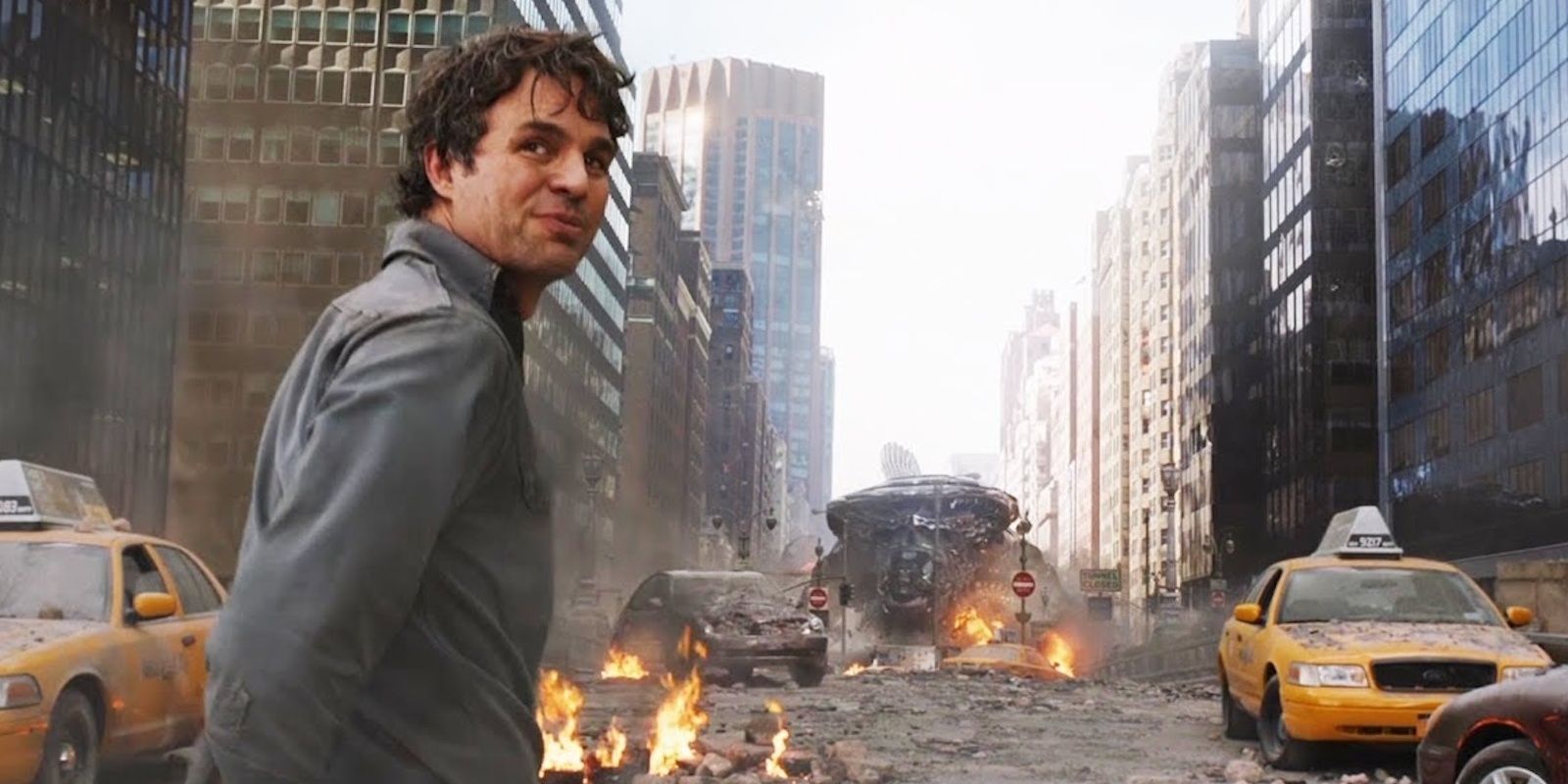 Mark Ruffalo como Bruce Banner em uma rua da cidade de Nova York em Os Vingadores