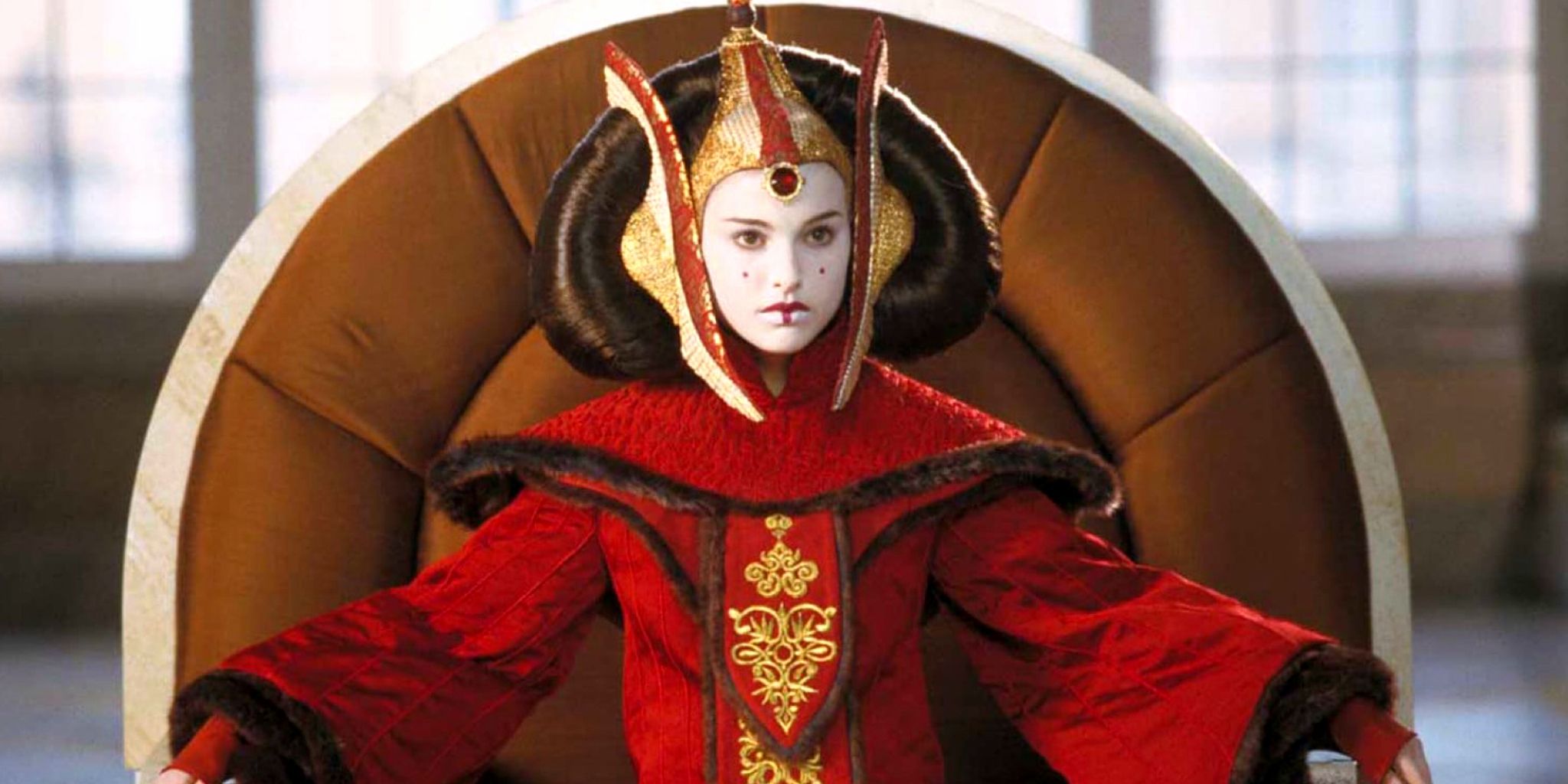 Padme Amidala está sentada para um voto de desconfiança em seu vestido vermelho em Naboo em A Ameaça Fantasma