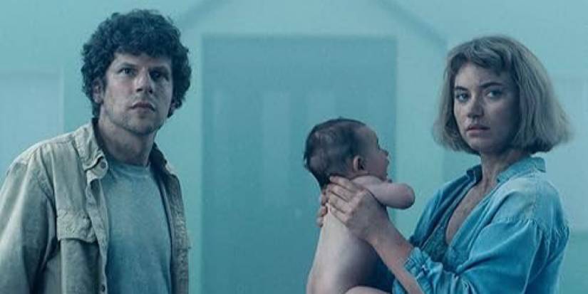 Gemma e Tom olham para a atenção enquanto Gemma segura um bebê no viveiro.