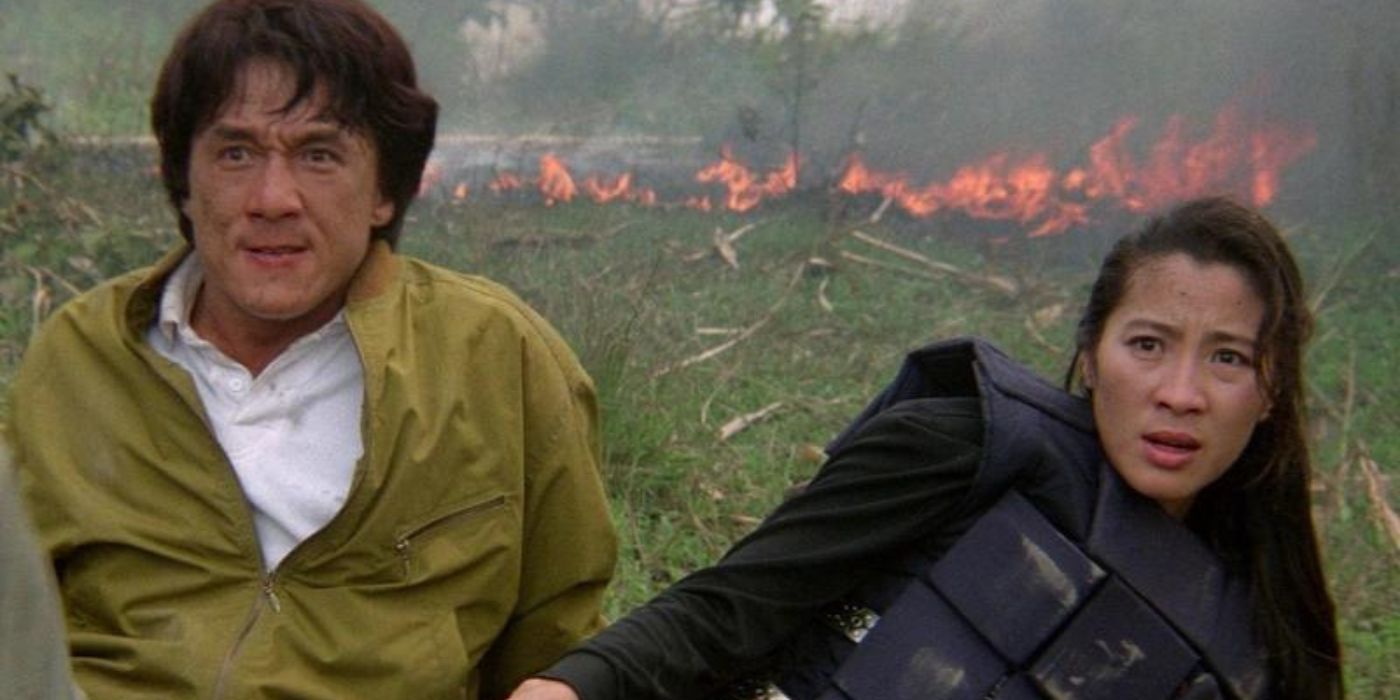 Jackie Chan como Kevin y Michelle Yeoh como Jessica en una escena de Police Story 3: Supercop.