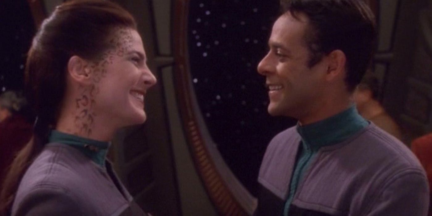Jadzia Dax e Julian Bashir sorrindo no Promenade DS9