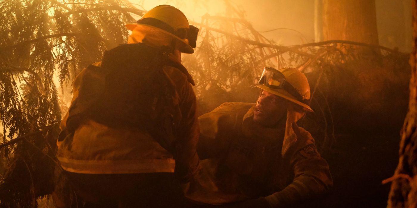 Jake Crawford (Jordan Calloway) olhando para outro bombeiro no meio de um incêndio florestal em Fire Country.