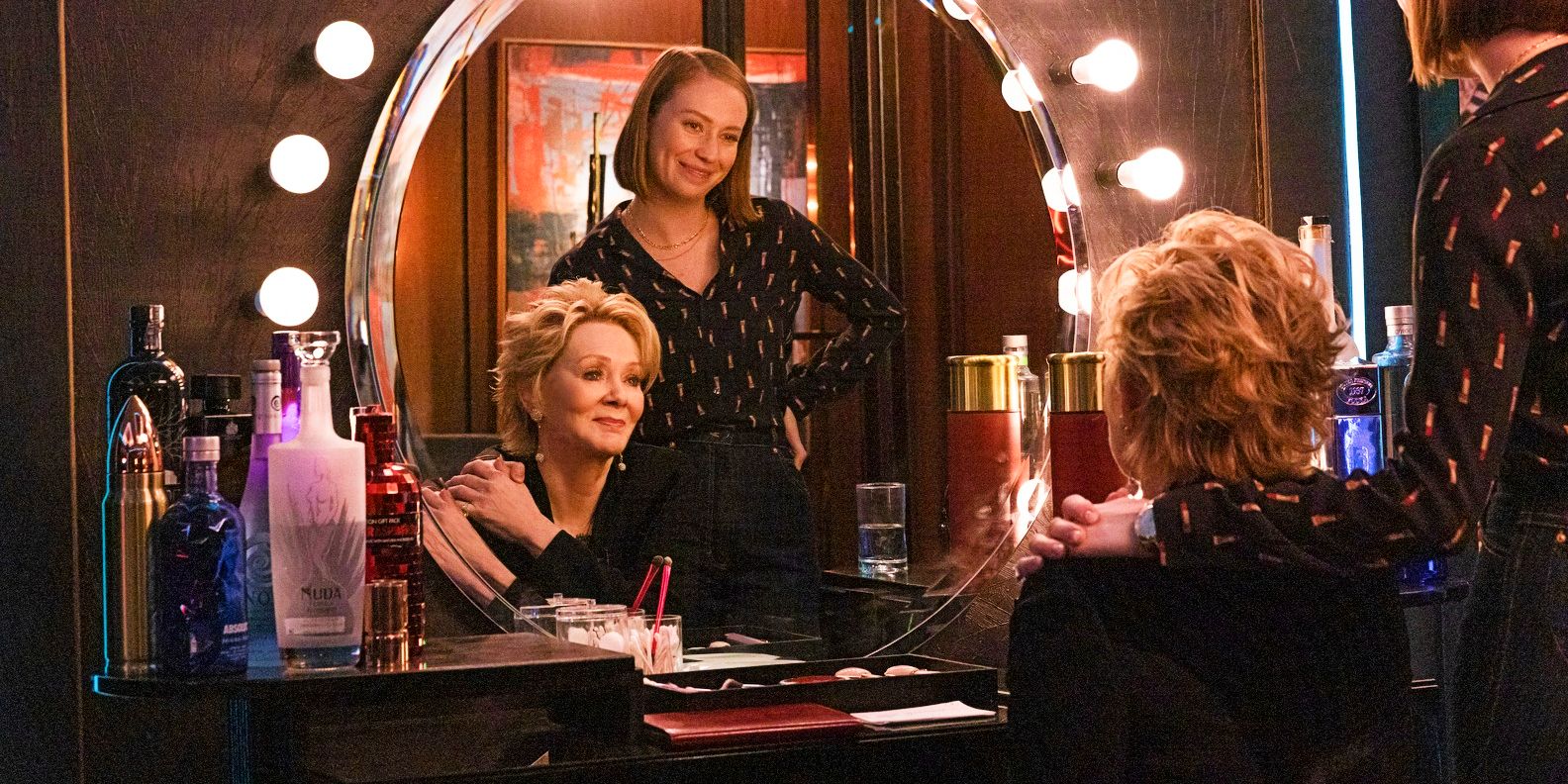 Jean Smart as Deborah Vance and Hannah Einbinder as Ava Daniels smiling into a mirror in Hacks season 2 episode 8