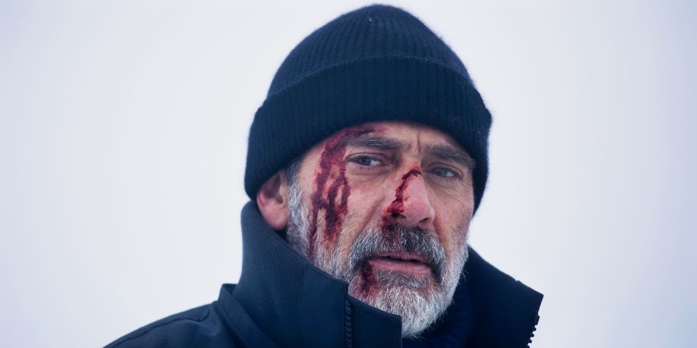 Jeffrey Dean Morgan como Kanon com a cabeça sangrando em The Postcard Killings