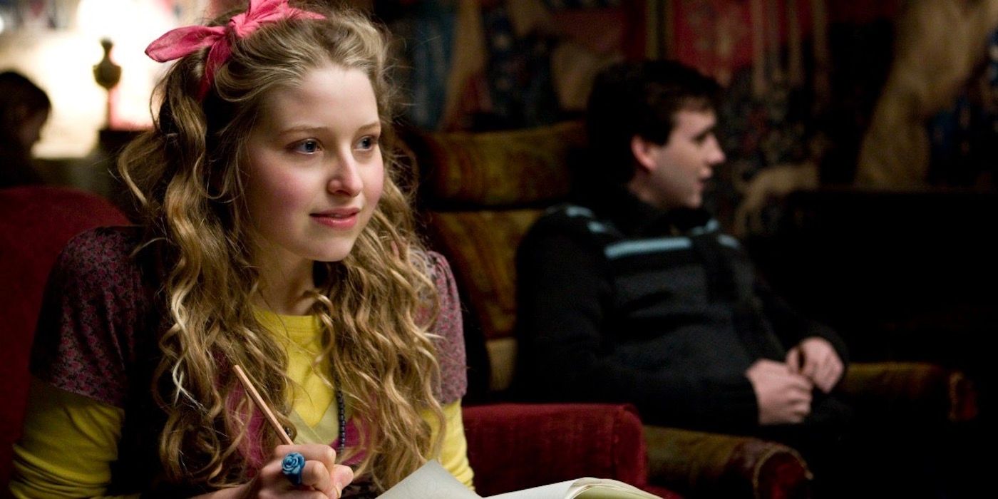 Jessie Cave escrevendo em um caderno em Harry Potter e o Enigma do Príncipe