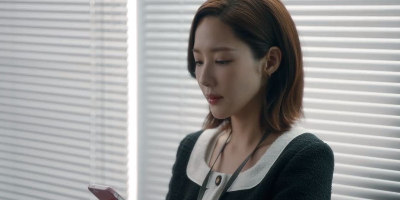 Ji-won olhando para o telefone no episódio 6 de Marry My Husband
