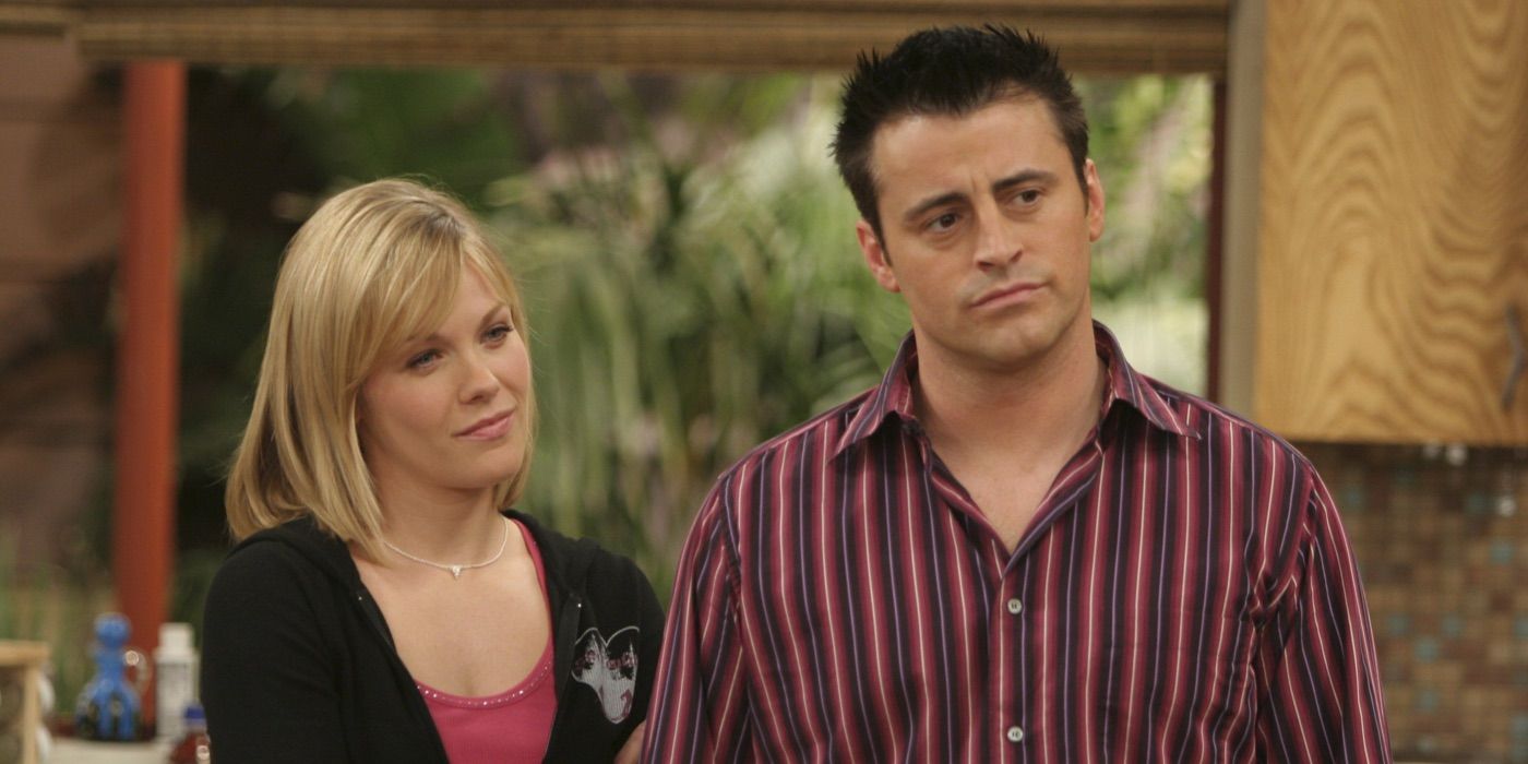 Matt LeBlanc como Joey no spinoff de Friends ao lado de um colega de elenco