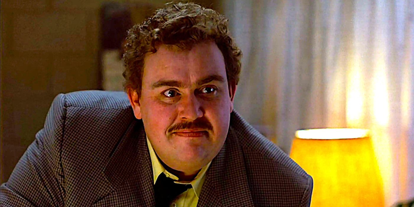 John Candy conversing in a hotel room in Planes, Trains and Automobiles