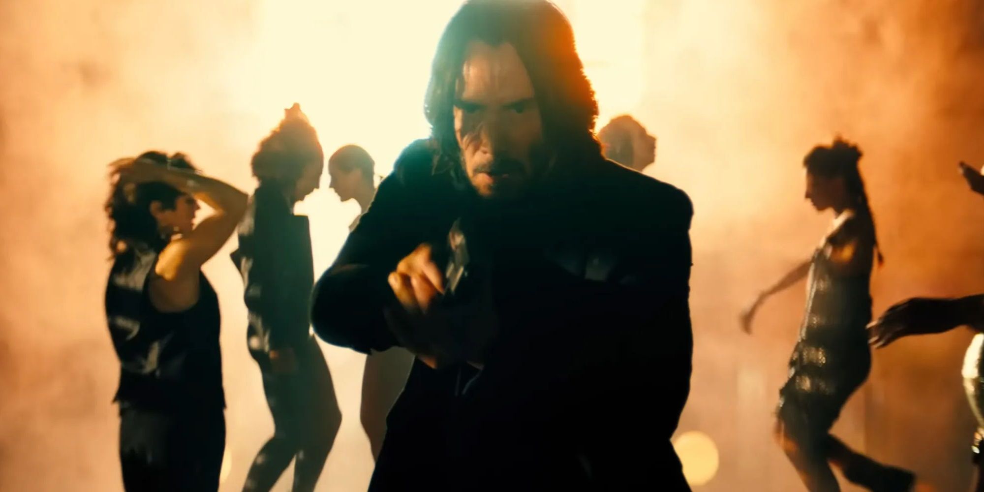 John (Keanu Reeves) com uma arma em uma boate em John Wick Capítulo 4