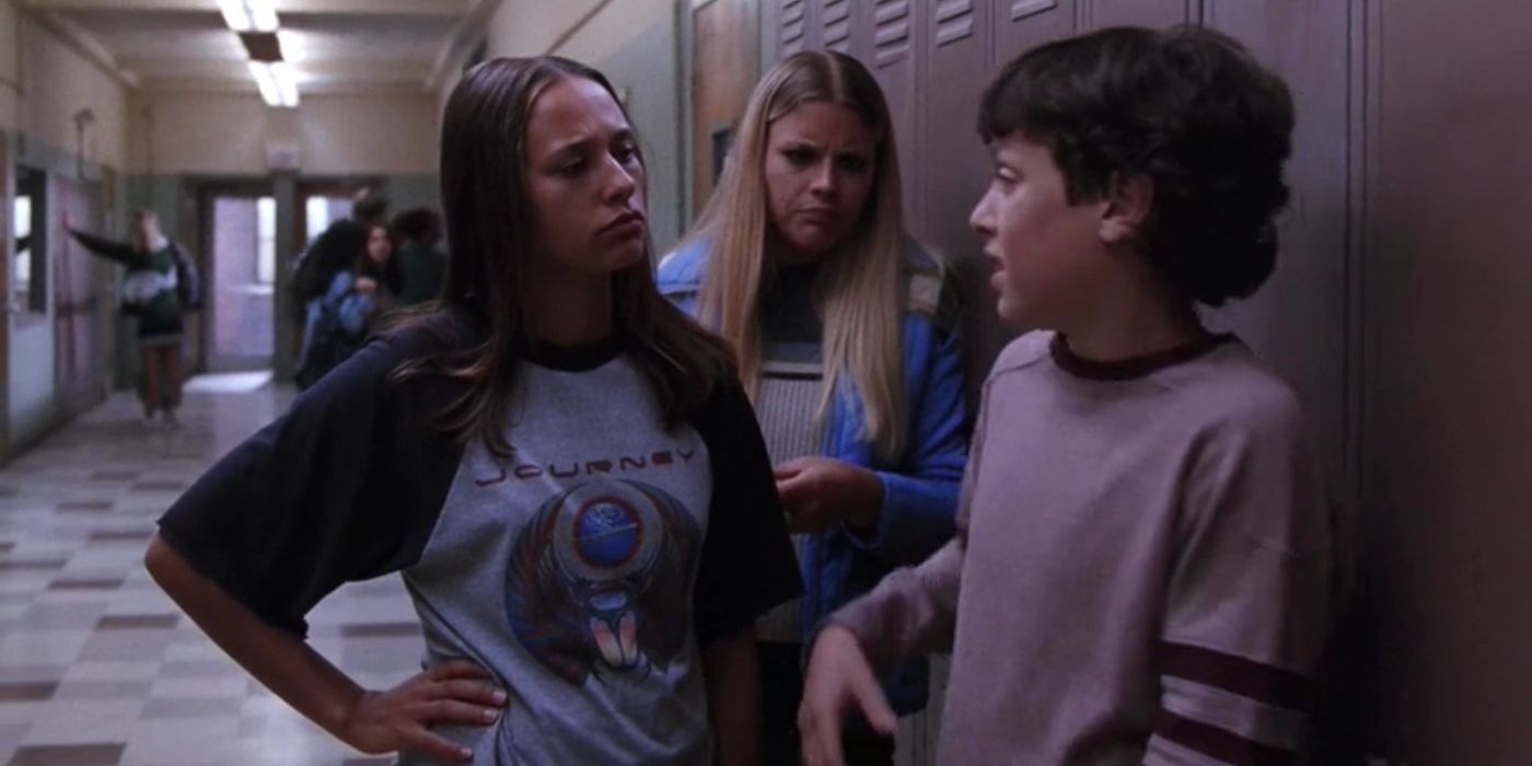 Karen (Rashida Jones) and Kim (Busy Philipps) threatening Sam Weir (John Francis Daley) at his locker.