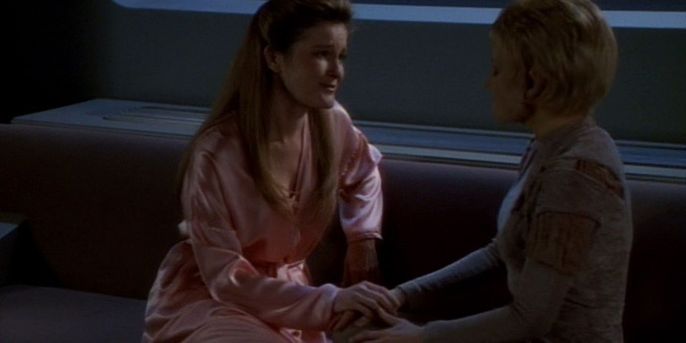 Kate Mulgrew as Kathryn Janeway reassures Jennifer Lien as Kes in Voyager episode Tuvix