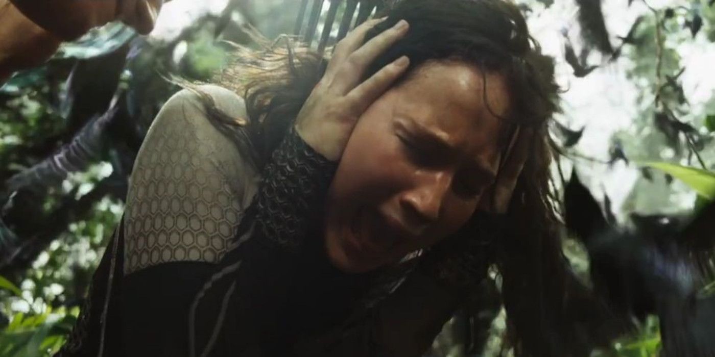 Jennifer Lawrence as Katniss Everdeen screaming and holding her head in the arena in The Hunger Games: Catching Fire