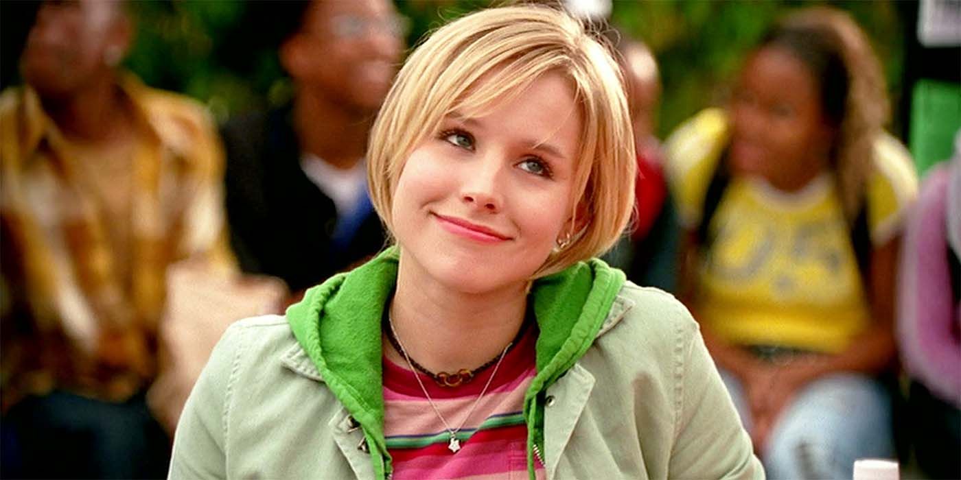 Kristen Bell smiling as Veronica Mars in front of a group of people