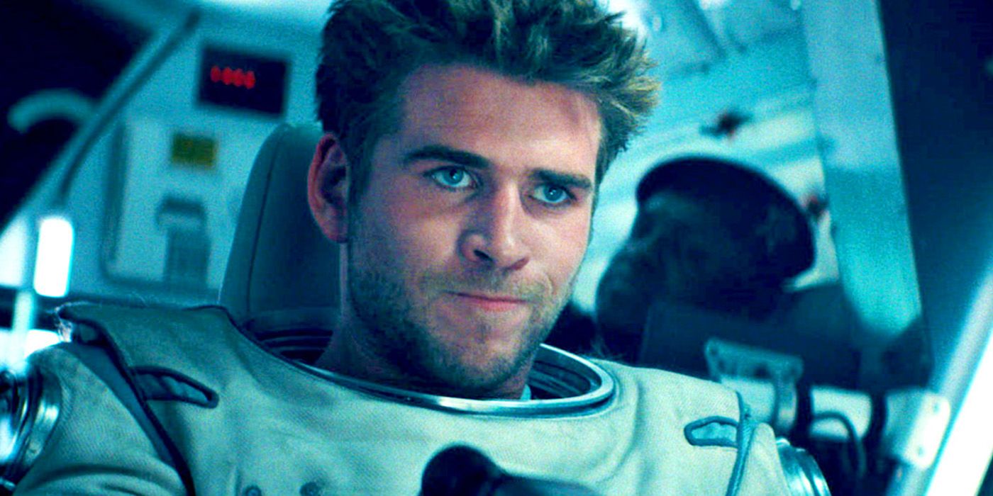 Liam Hemsworth como Jake Morrison vuela una nave espacial en el Día de la Independencia