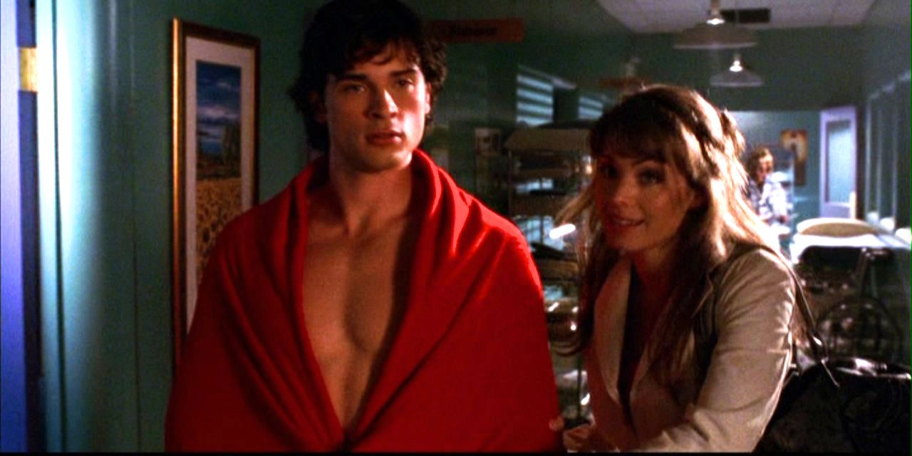 Lois guiando Clark, que está enrolado em um cobertor vermelho, por um hospital em Smallville