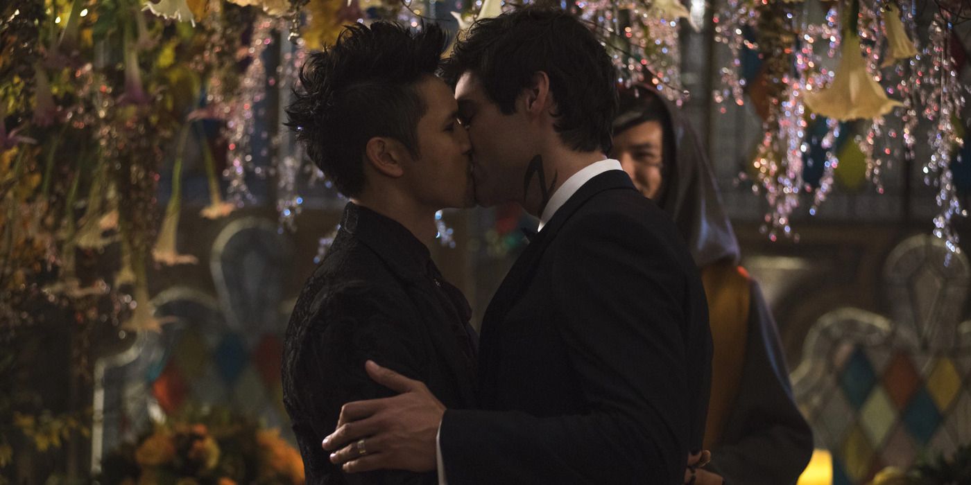 Magnus and Alec Kissing at Their Wedding in Shadowhunters