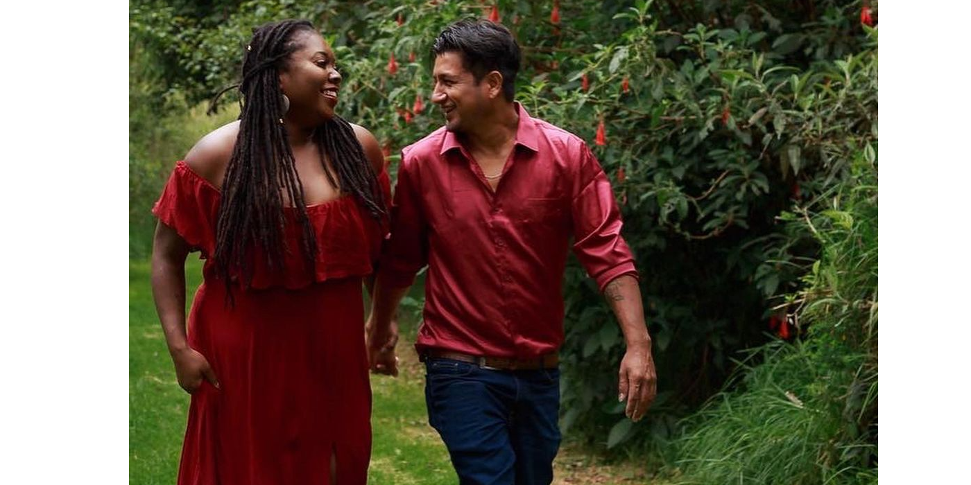 Manuel e Ashley 90 Day Fiance vestidos de vermelho e de mãos dadas enquanto caminham