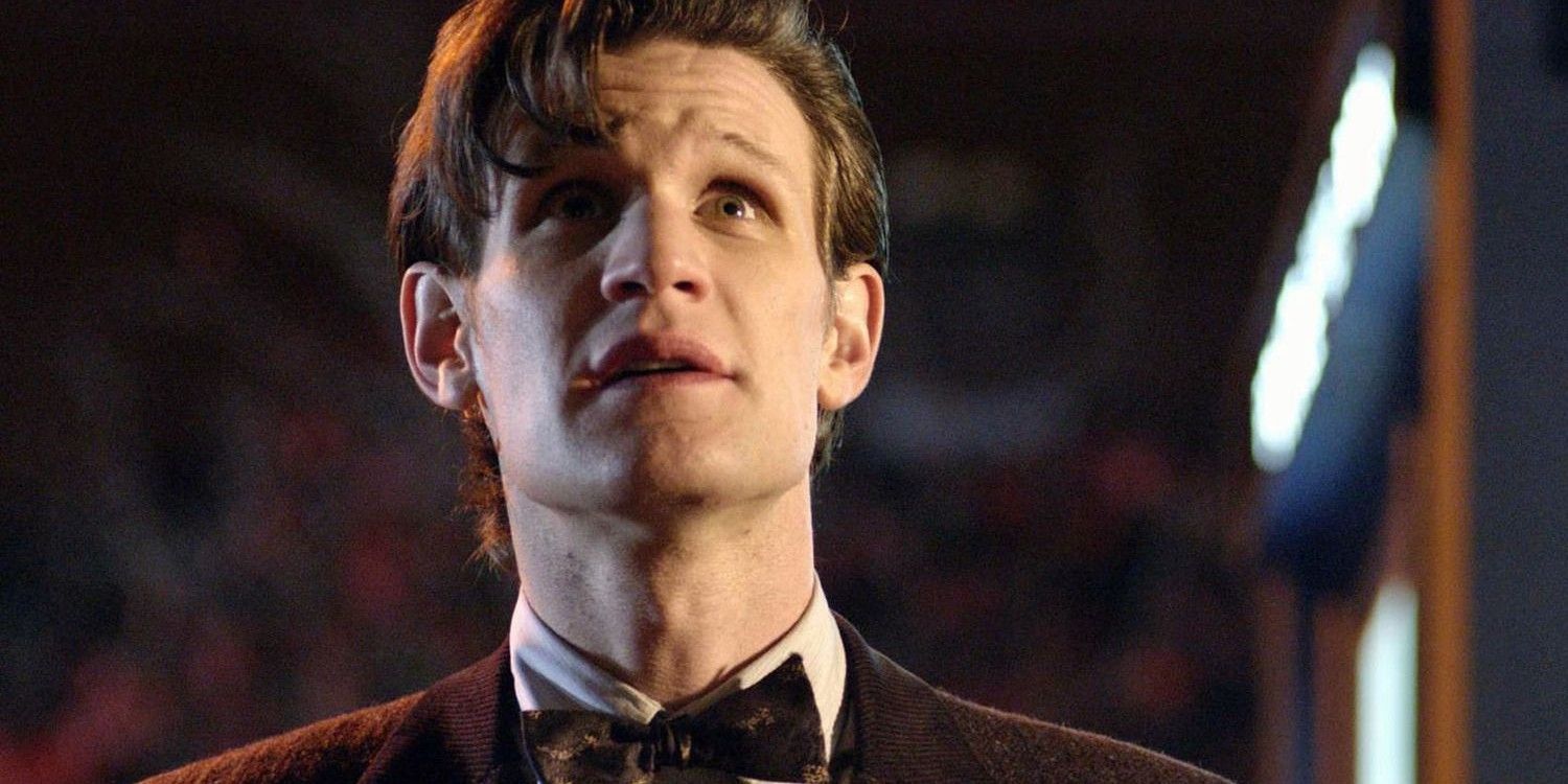 Matt Smith como o Décimo Primeiro Doutor olhando para o céu fora da TARDIS em Doctor Who