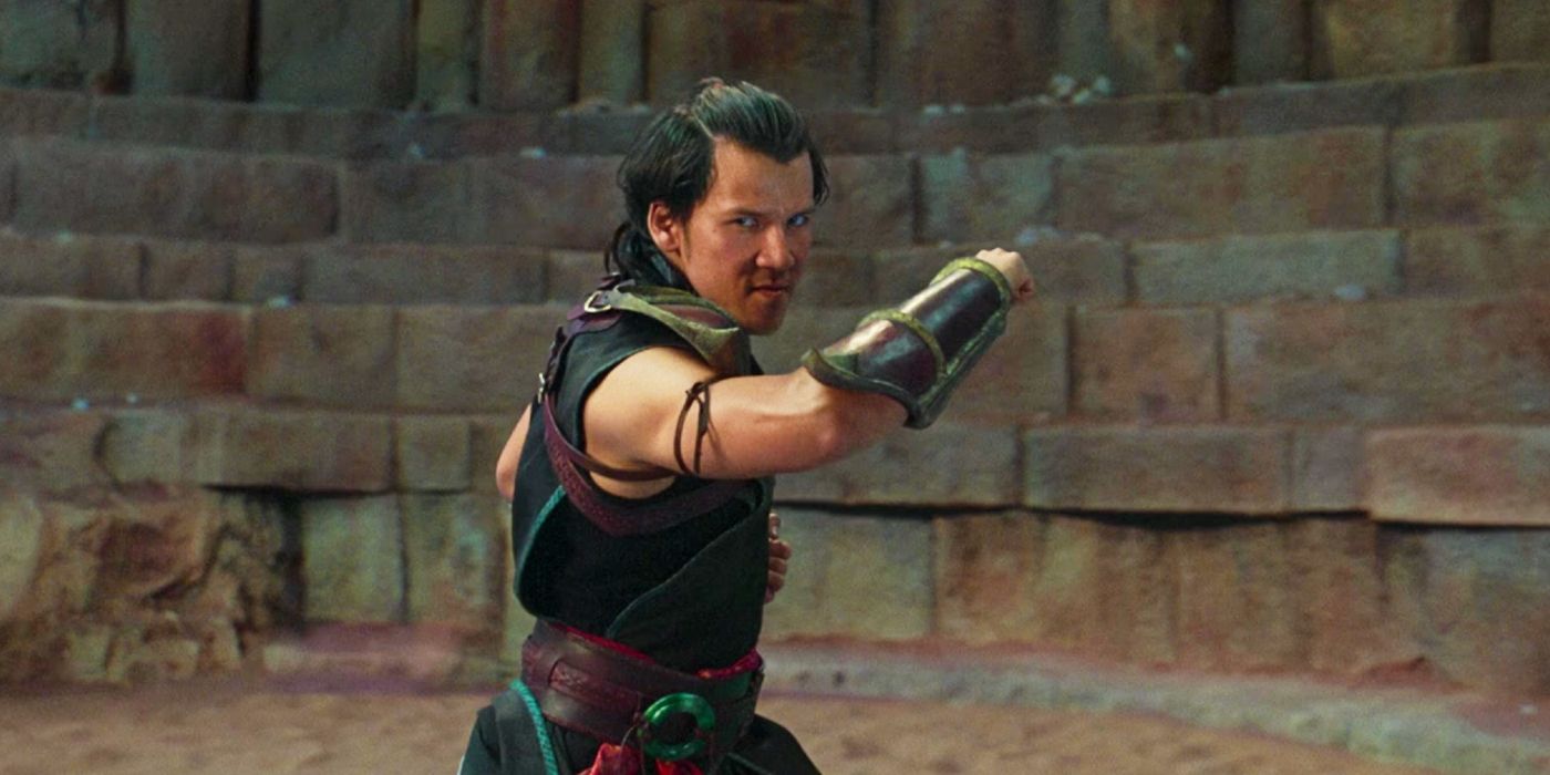 Max Huang como Kung Lao em Mortal Kombat em pose de combate