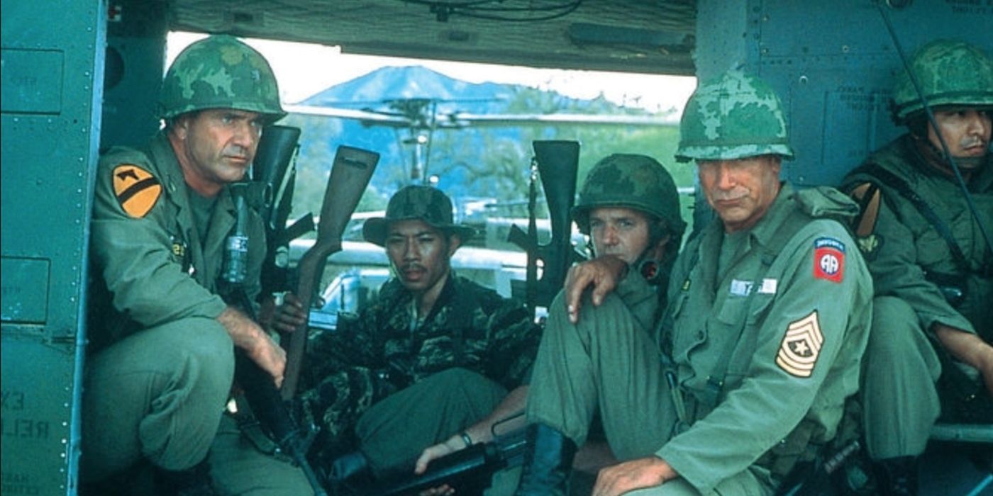 Mel Gibson, Sam Elliott, and other actors playing soldiers sitting in a heliccopter in We Were Soldiers