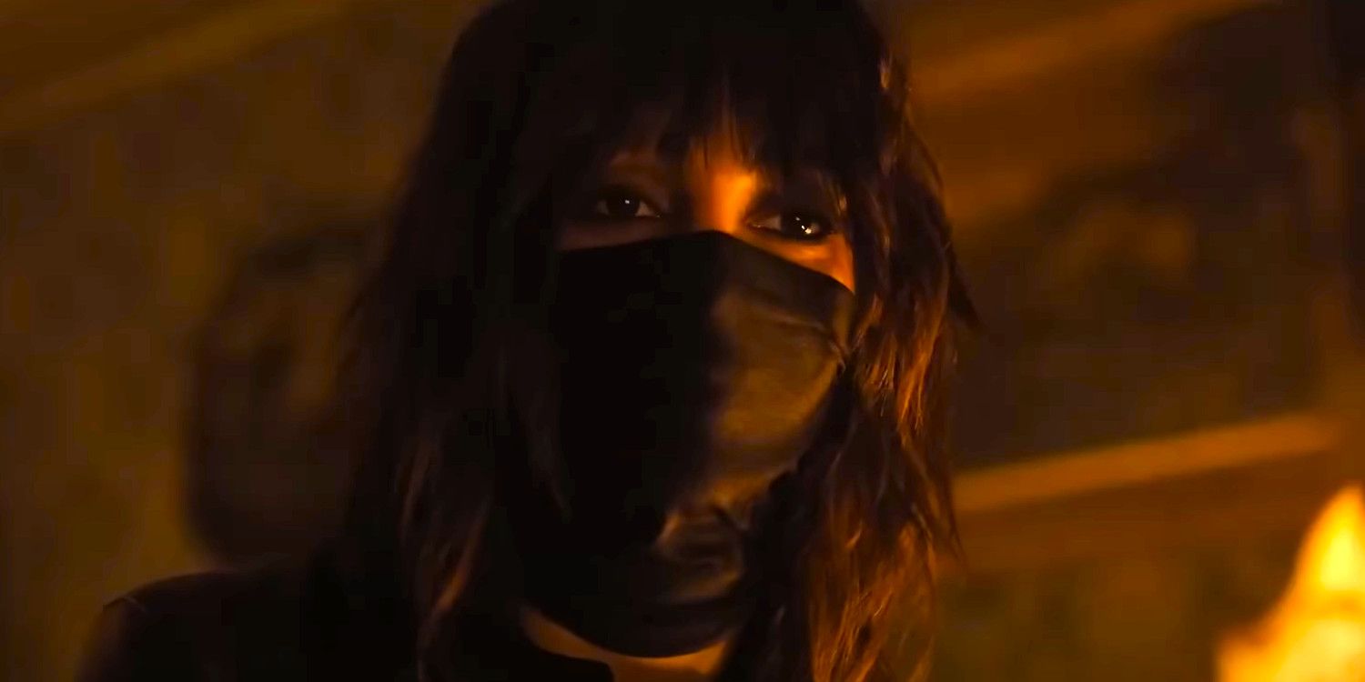 Melissa Barrera como Joey usando uma máscara preta na parte inferior do rosto em Abigail