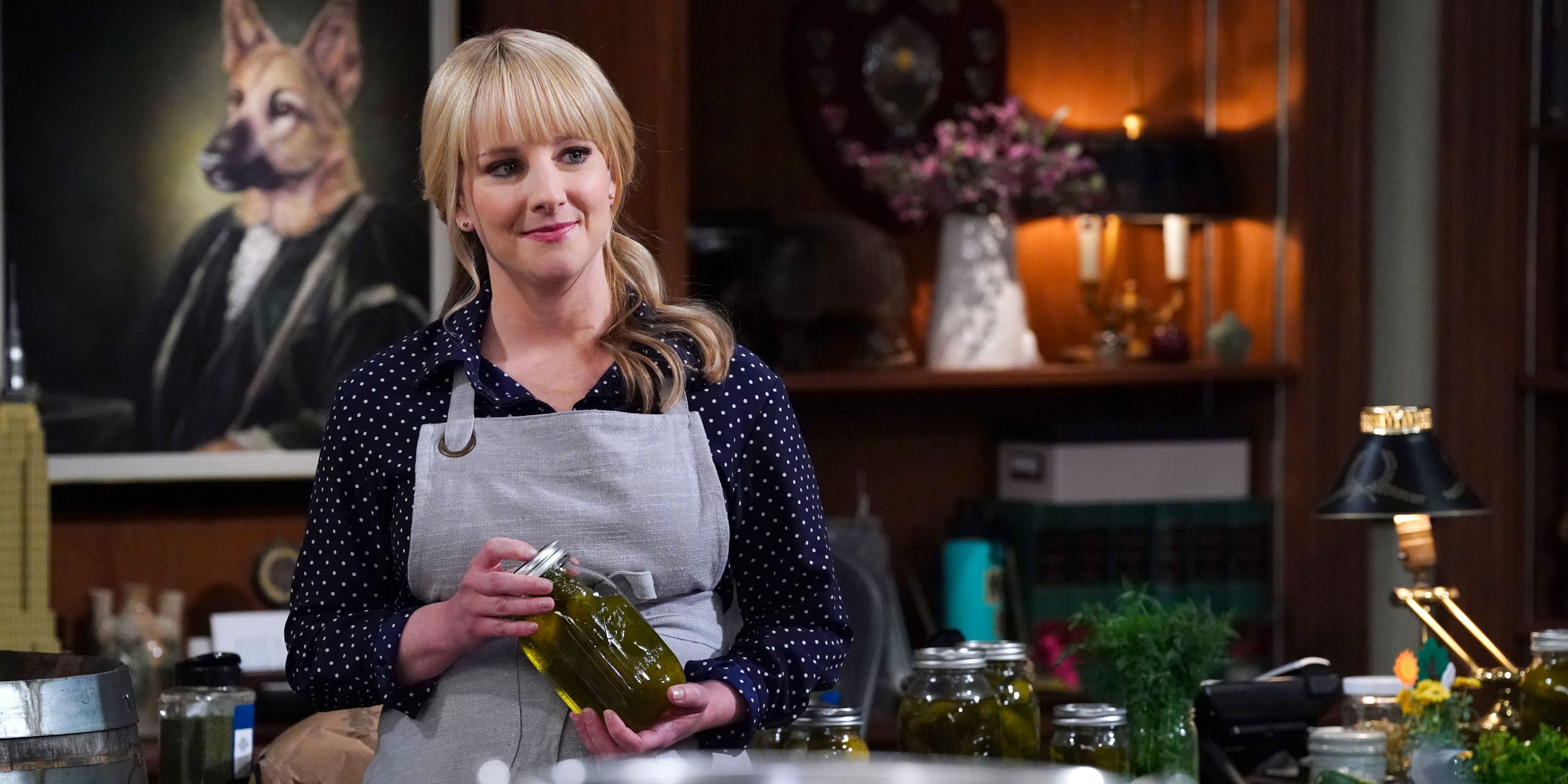 Melissa Rauch as Abby Stone holding a jar of pickles in Night Court 204 Hold the Pickles, Keep the Change