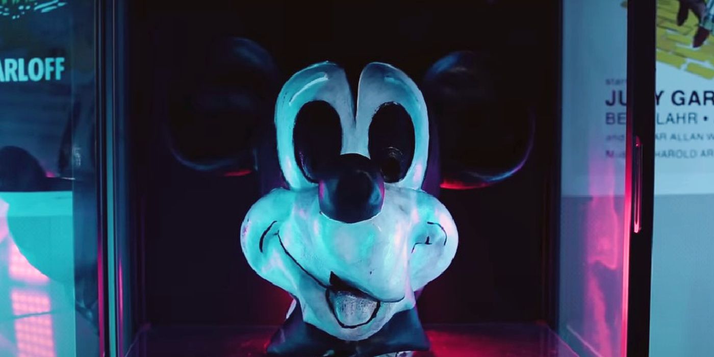 una máscara de Mickey Mouse de aspecto espeluznante en la trampa para ratones de Mickey