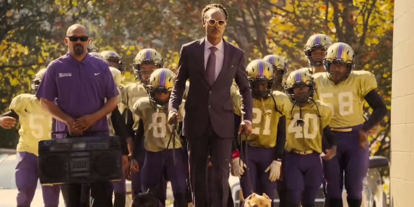 Mike Epps as Kareem and Snoop Dogg as Jaycen JJ Jennings with their team in The Underdoggs.