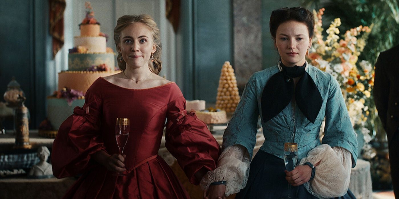 Elizabeth (Devrim Lingnau) y Helen (Alisa Schlott) se dan la mano en The Empress