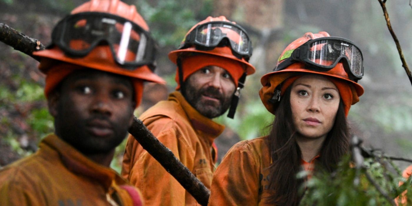 Rebecca Lee (Fiona Renee) en el bosque antes de su muerte en Fire Country