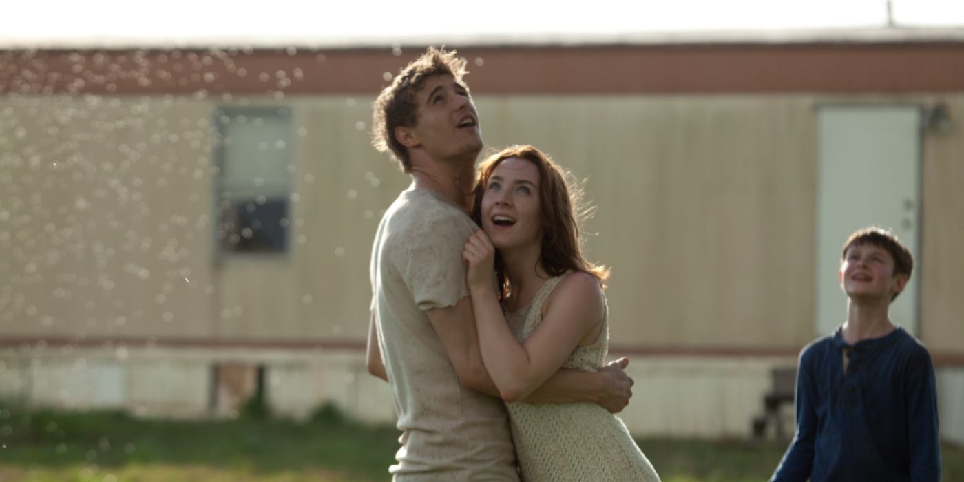 Melanie Stryder (Saoirse Ronan) and Jared (Max Irons) embrace in The Host