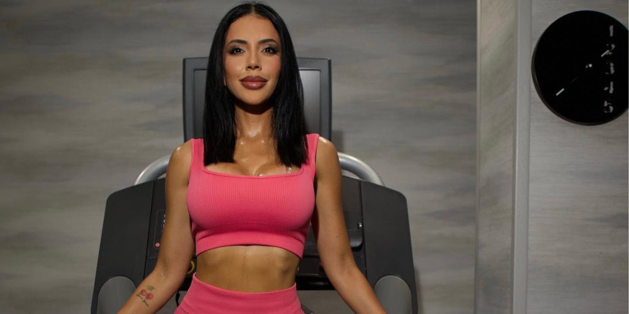 90 Day Fiancé star Jasmine Pineda posing in the gym with pink co-ord outfit