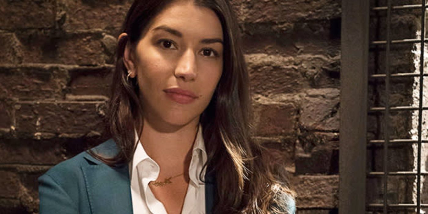Kat (Jamie Gray Hyder) leaning against a wall in Law &amp; Order SVU