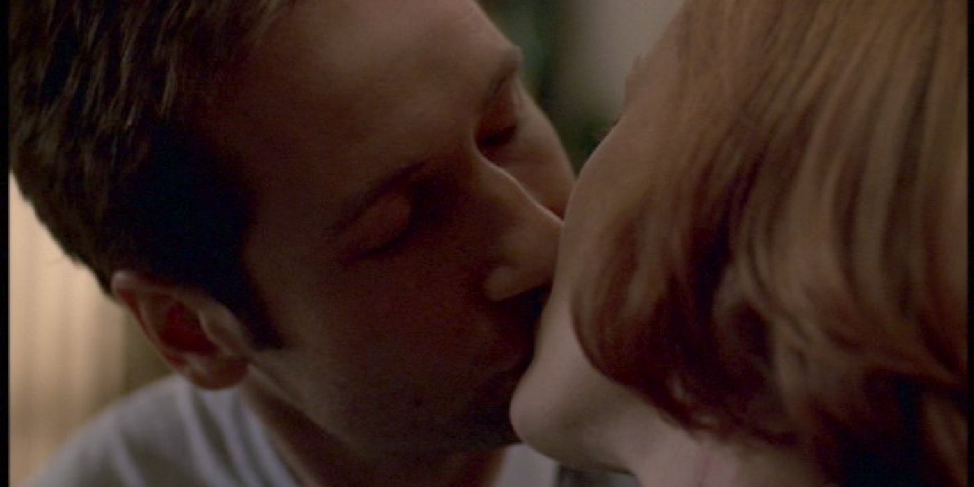 Mulder and Scully kissing in The X-files