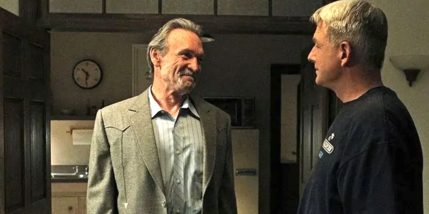 Muse Watson como Mike Franks sorrindo para Mark Harmon como Gibbs na casa de Gibbs em NCIS