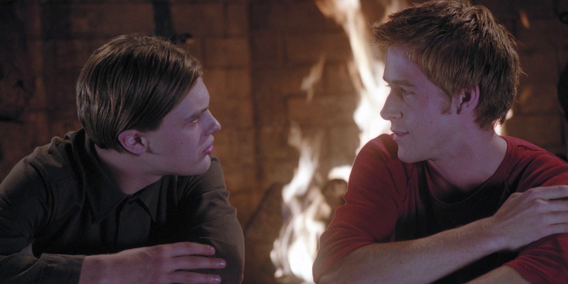 Richard Haywood (Ryan Gosling) and Justin Pendleton (Michael Pitt) talking to each other in front of a fire in Murder by Numbers.