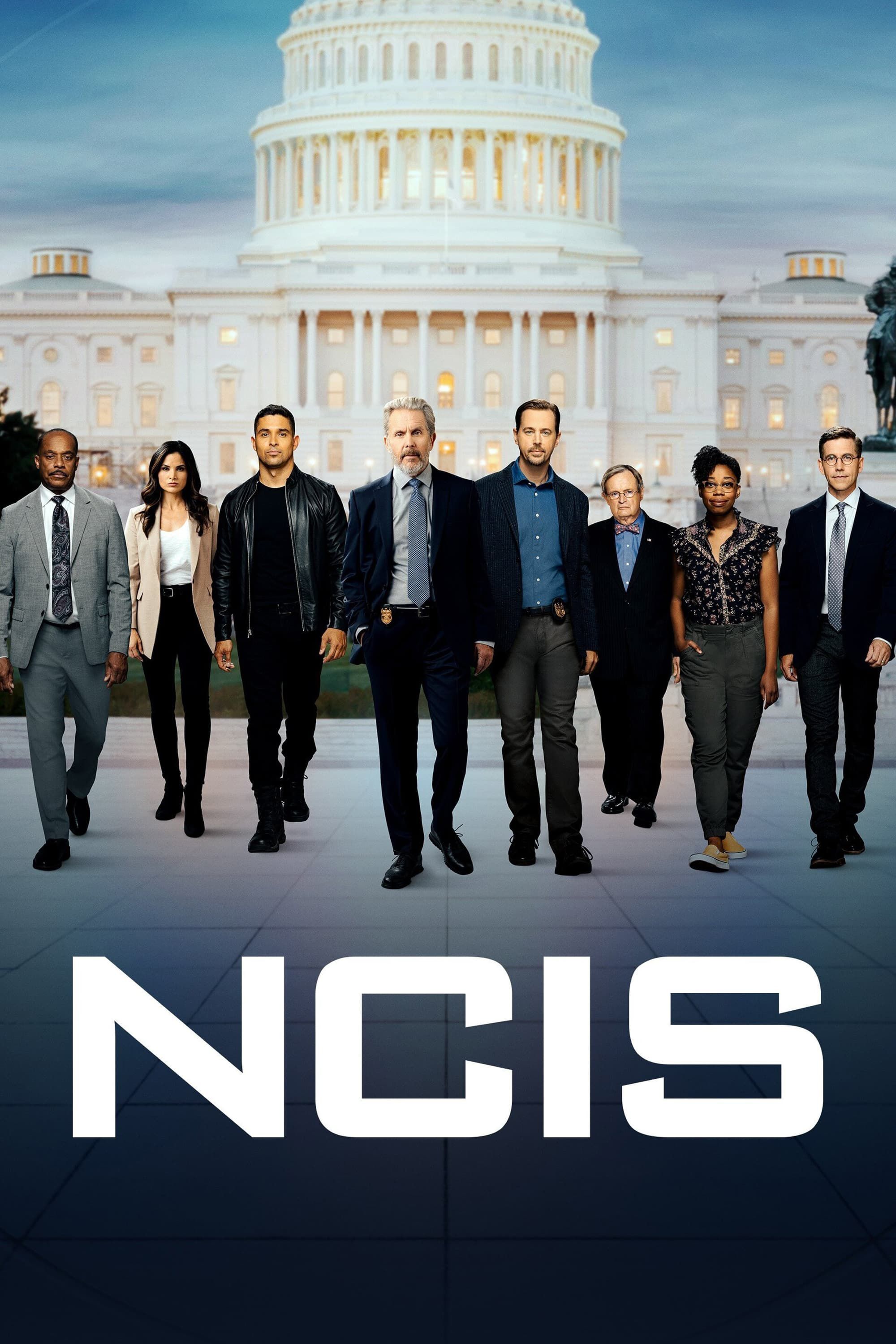 El elenco de la temporada 20 de NCIS avanza sobre el título del programa en el póster promocional.