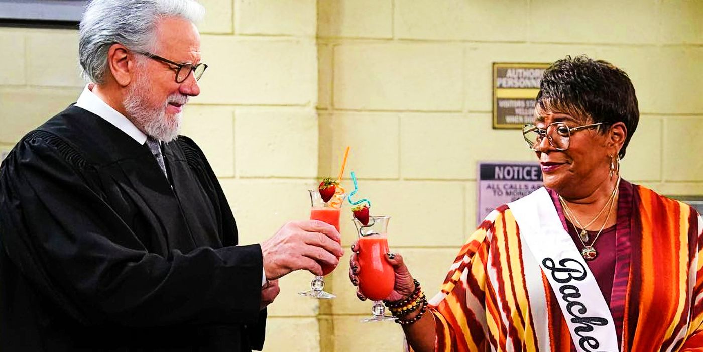 Marsha Warfield como Roz e John Larroquette como Dan tilintando de copos no episódio 1 da 2ª temporada de Night Court