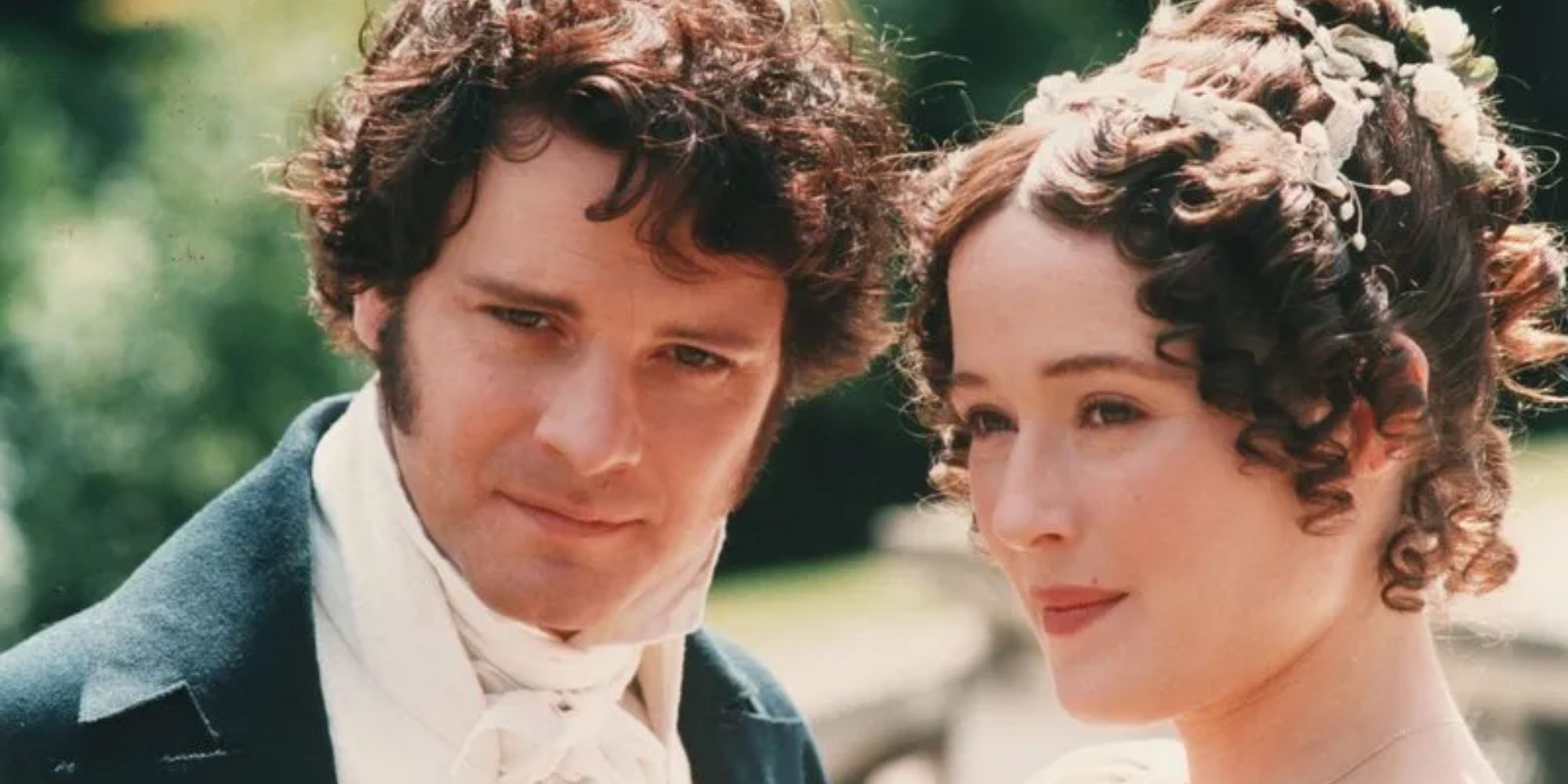 Elizabeth e Sr. Darcy sorrindo lá fora em Orgulho e Preconceito
