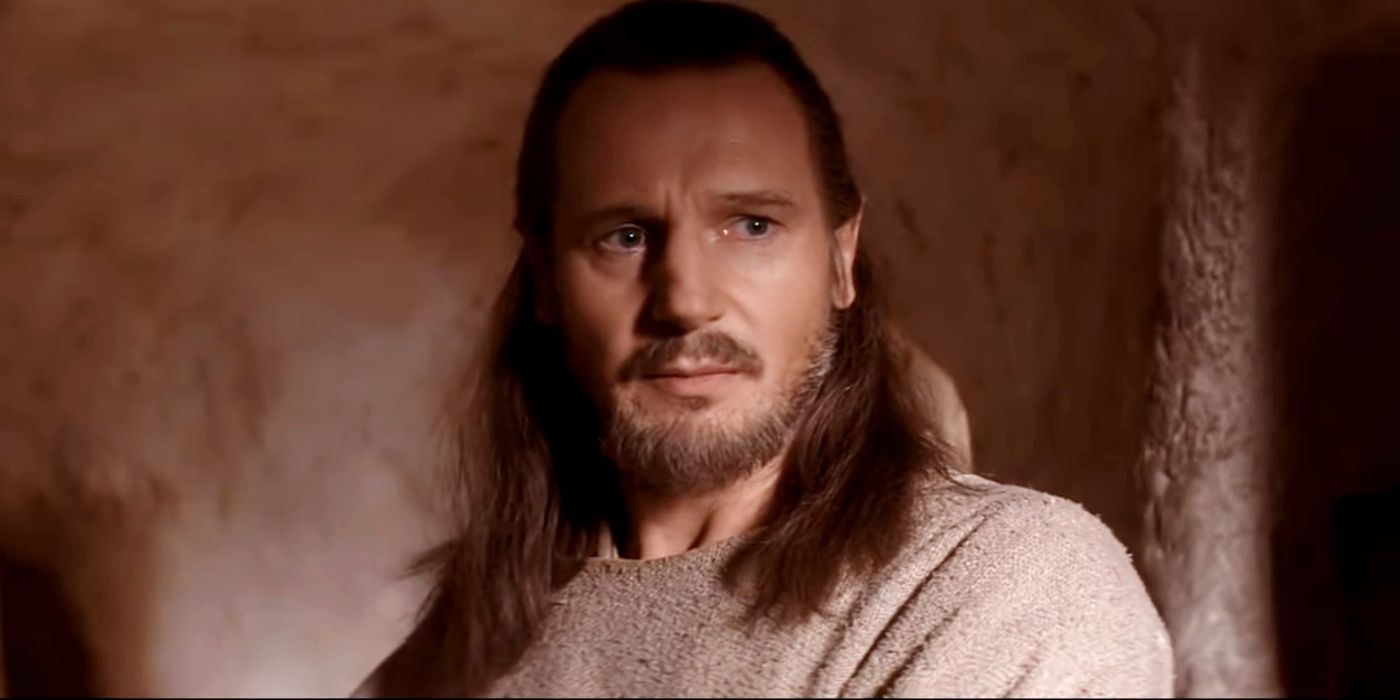 Qui-Gon Jinn obserwuje dom Skywalkerów w filmie Gwiezdne Wojny: Część I – Mroczne widmo