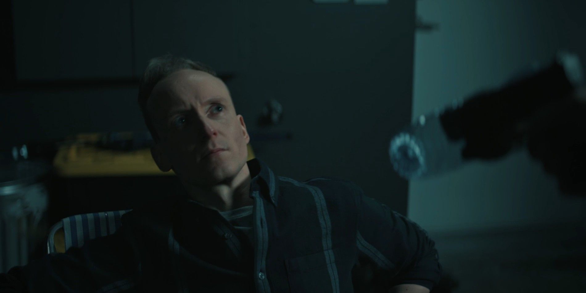 Jack Reacher pointing a gun at a man in Reacher season 2 ep 6