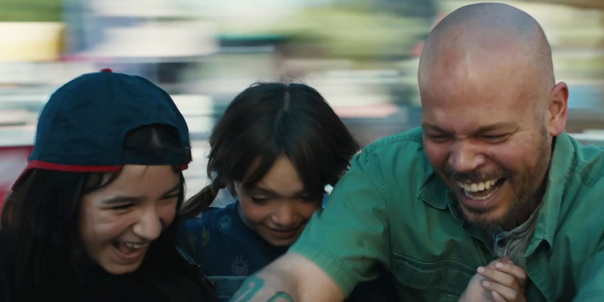 Residente as Vicente playing with his two daughters in In the Summers