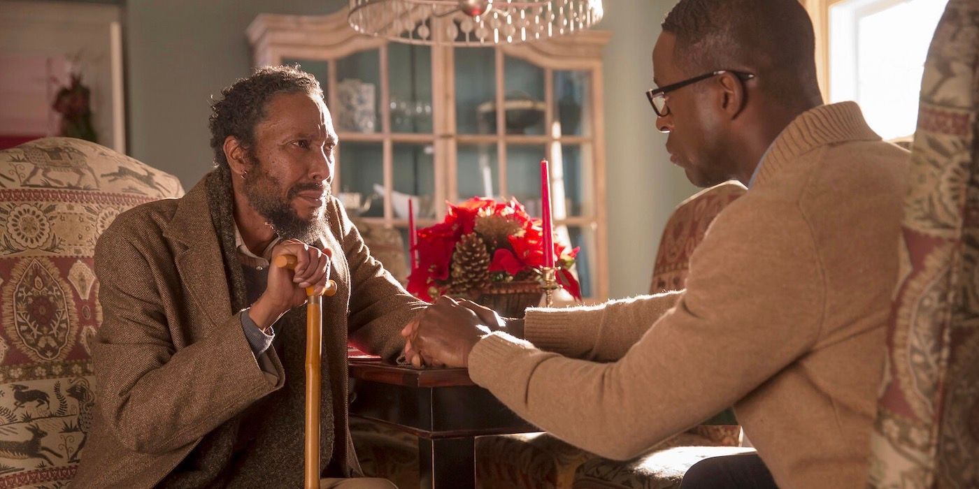 Ron Cephas Jones e Sterling K. Brown sentados frente a frente, segurando a mão um do outro