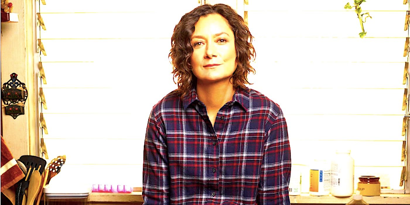 Sara Gilbert's Darlene sitting on a kitchen sink in The Conners promo picture