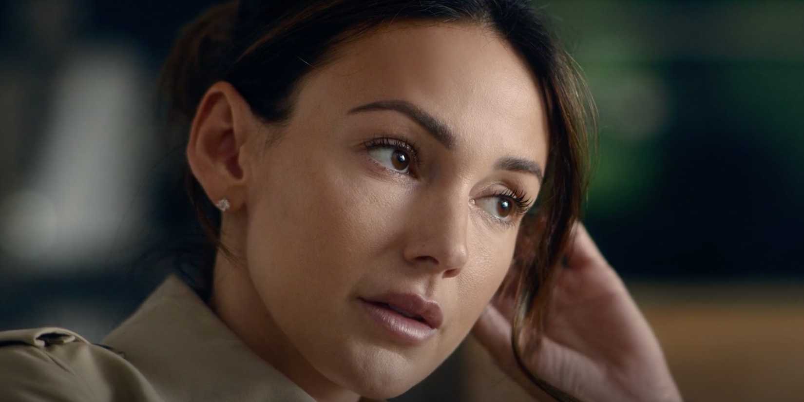 Michelle Keegan as Maya Stern speaking in Fool Me Once episode 4.